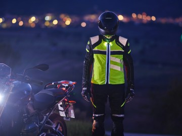 Motocykliści w LED strojach